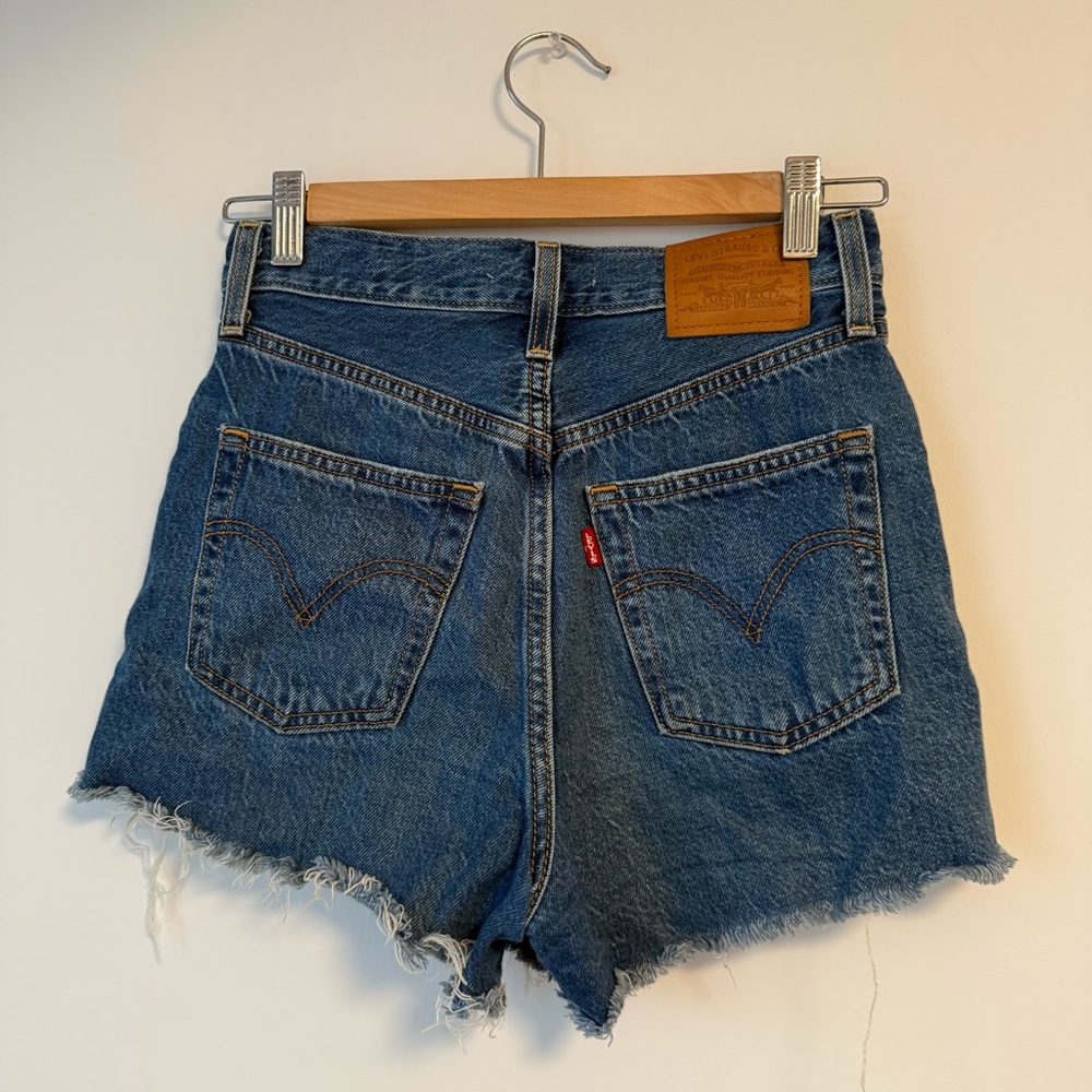 Levi’s Ribcage Shorts - Picture 2 of 3
